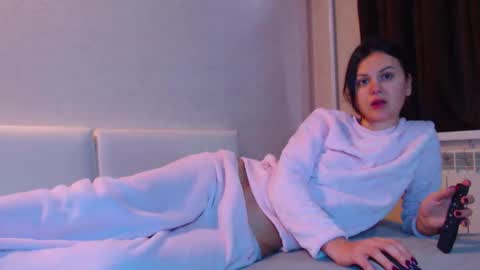 Snapshot of legslover98 chatting on 12/02/25, 10:53 Magda online show from 12/02/25, 10:53