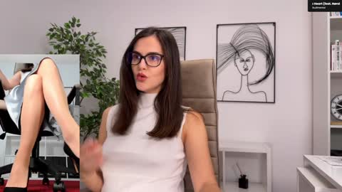 Elle  online show from 11/17/25, 10:54