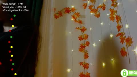 Snapshot of leia_bell chatting on 11/22/25, 08:19 hey Im Leia and I love rock online show from 11/22/25, 08:19