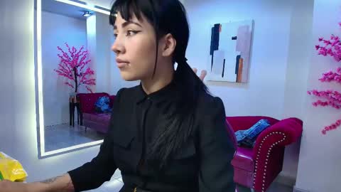 Leia.  online show from 10/09/25, 05:33