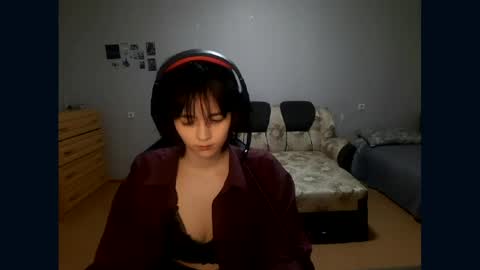 Snapshot of leigharedcross chatting on 04/21/26, 01:42 Viola online show from 04/21/26, 01:42