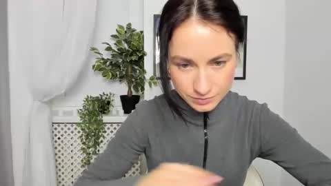 leilabloom online show from 02/12/25, 12:01
