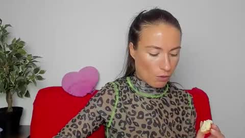 leilabloom online show from 09/09/25, 12:59