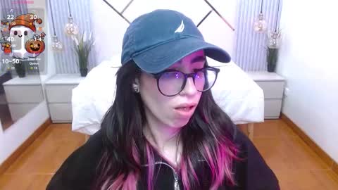 Snapshot of lena_roses chatting on 10/18/25, 08:53 Lena online show from 10/18/25, 08:53