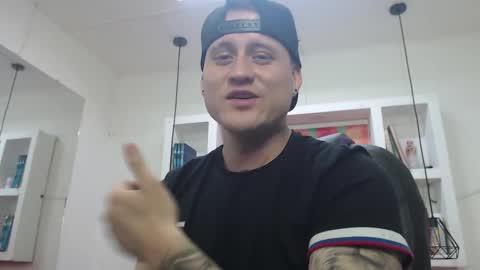 Snapshot of leo_cumming01 chatting on 02/14/25, 02:33 Yesid online show from 02/14/25, 02:33