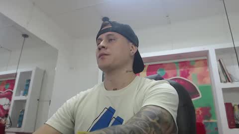 Snapshot of leo_cumming01 chatting on 02/18/25, 02:06 Yesid online show from 02/18/25, 02:06