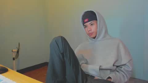 Snapshot of leo_hottiesexyasian chatting on 10/07/25, 03:42 Leo online show from 10/07/25, 03:42