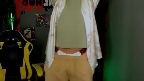 Snapshot of leo_mooree chatting on 09/26/25, 04:44 Leo online show from 09/26/25, 04:44