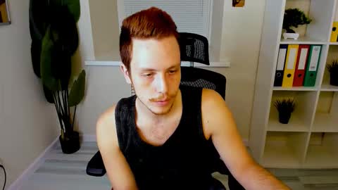 Snapshot of leo_mooree chatting on 10/20/25, 04:18 Leo online show from 10/20/25, 04:18