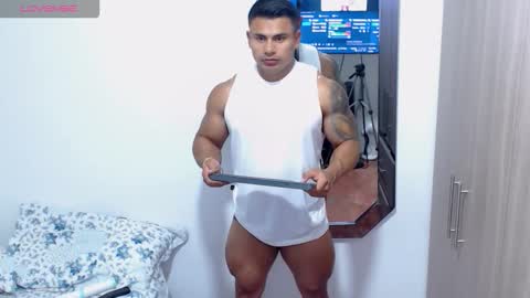 Snapshot of leo_muscleboy chatting on 10/08/25, 01:25 Leo online show from 10/08/25, 01:25