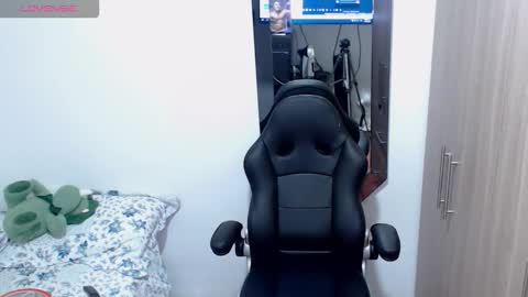 Snapshot of leo_muscleboy chatting on 10/08/25, 11:57 Leo online show from 10/08/25, 11:57