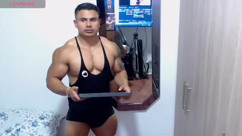 Snapshot of leo_muscleboy chatting on 10/10/25, 12:31 Leo online show from 10/10/25, 12:31