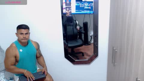 Snapshot of leo_muscleboy chatting on 10/12/25, 12:42 Leo online show from 10/12/25, 12:42