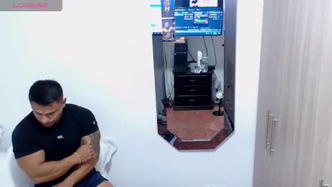 Snapshot of leo_muscleboy chatting on 10/21/25, 02:45 Leo online show from 10/21/25, 02:45