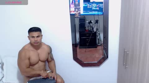 Snapshot of leo_muscleboy chatting on 11/06/25, 11:59 Leo online show from 11/06/25, 11:59