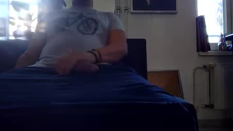 Snapshot of leolongbln chatting on 12/16/25, 11:37 leolongbln online show from 12/16/25, 11:37