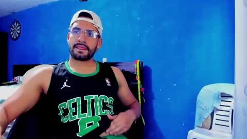 Snapshot of leon__hart chatting on 12/28/24, 06:40 Leon Hart online show from 12/28/24, 06:40