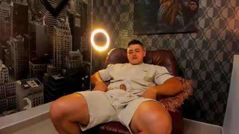 Snapshot of leon_ssmoron chatting on 11/25/25, 12:32 Leon Smoron online show from 11/25/25, 12:32