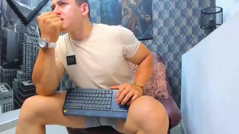 Snapshot of leon_ssmoron chatting on 12/15/25, 10:47 Leon Smoron online show from 12/15/25, 10:47