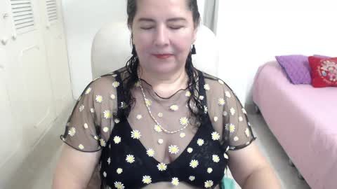 leonela   online show from 05/02/26, 12:37