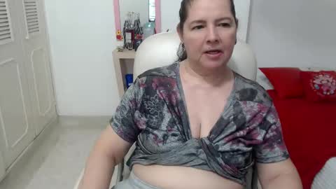 leonela   online show from 06/08/26, 12:14