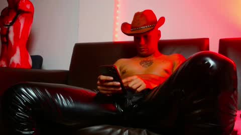 Snapshot of leonnardojaramillo chatting on 01/23/25, 12:30 Lenardo jaramillo online show from 01/23/25, 12:30