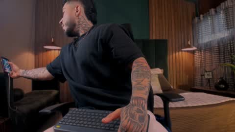 Snapshot of leosalvatore_ chatting on 01/26/25, 01:04 Leo Salvatore online show from 01/26/25, 01:04