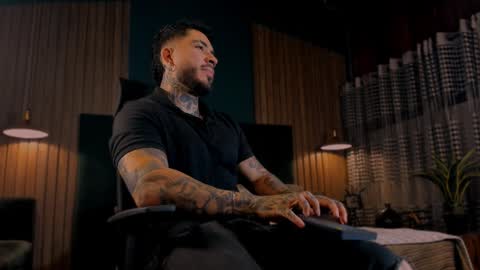 Snapshot of leosalvatore_ chatting on 02/04/25, 04:05 Leo Salvatore online show from 02/04/25, 04:05