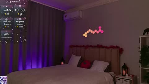 Nicole Moore online show from 10/05/25, 02:26