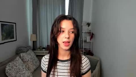 Snapshot of lesi_kiss chatting on 10/22/25, 08:25 Bella online show from 10/22/25, 08:25