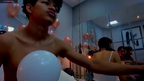 Snapshot of leslieanddrako chatting on 10/14/25, 06:20 L E S L E Y AND D R A K O online show from 10/14/25, 06:20