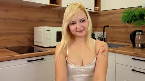 Snapshot of leslieewalker chatting on 12/01/25, 06:02 Lisa online show from 12/01/25, 06:02