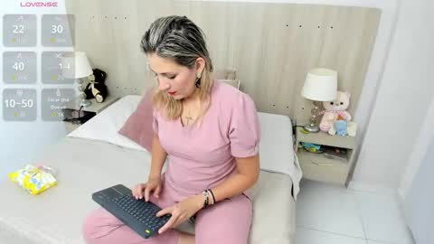 Snapshot of lesly_santodomingo chatting on 11/17/25, 11:27 Lesly Santodomingo online show from 11/17/25, 11:27