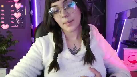 Snapshot of lessboobs_gh chatting on 10/21/25, 05:46 Less online show from 10/21/25, 05:46