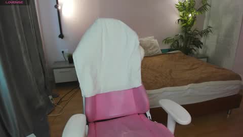 Snapshot of lesya_flin chatting on 10/31/25, 09:21 Lesya online show from 10/31/25, 09:21