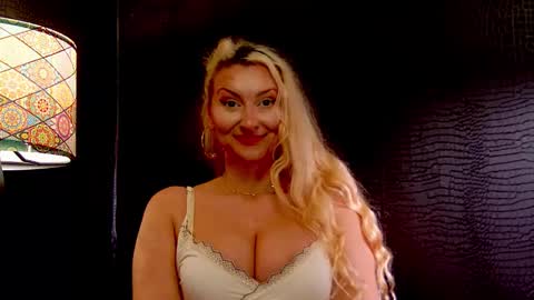 leticiareys online show from 11/25/25, 10:10