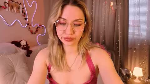 Snapshot of leyalayla chatting on 03/19/26, 03:43 Lily online show from 03/19/26, 03:43