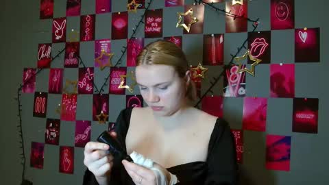 Snapshot of leyla_le chatting on 12/15/25, 07:01 Leyla online show from 12/15/25, 07:01