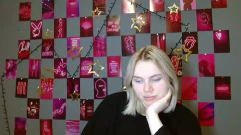 Snapshot of leyla_le chatting on 12/17/25, 07:03 Leyla online show from 12/17/25, 07:03