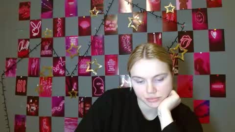 Snapshot of leyla_le chatting on 12/18/25, 07:14 Leyla online show from 12/18/25, 07:14