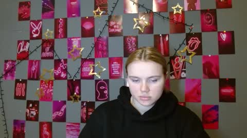Snapshot of leyla_le chatting on 12/19/25, 08:10 Leyla online show from 12/19/25, 08:10