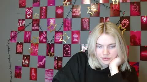 Snapshot of leyla_le chatting on 12/20/25, 07:15 Leyla online show from 12/20/25, 07:15