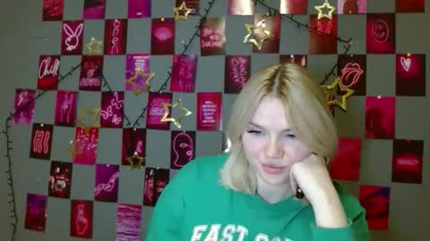 Snapshot of leyla_le chatting on 12/23/25, 07:06 Leyla online show from 12/23/25, 07:06