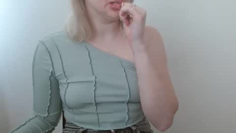 Snapshot of leyla_le chatting on 03/23/26, 11:14 Leyla online show from 03/23/26, 11:14