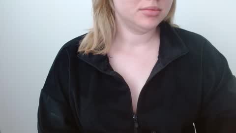 Snapshot of leyla_le chatting on 05/19/26, 05:25 Leyla online show from 05/19/26, 05:25