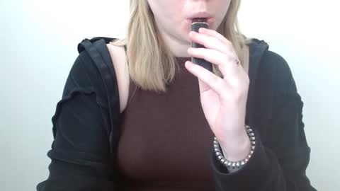 Snapshot of leyla_le chatting on 05/20/26, 07:03 Leyla online show from 05/20/26, 07:03