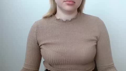 Snapshot of leyla_le chatting on 05/25/26, 06:19 Leyla online show from 05/25/26, 06:19