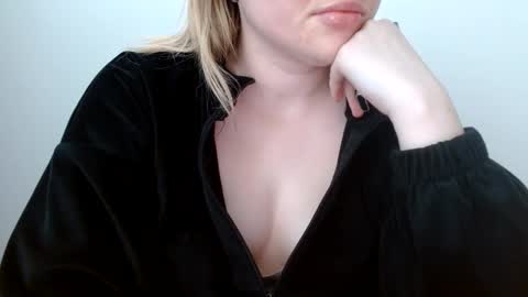 Snapshot of leyla_le chatting on 06/03/26, 06:05 Leyla online show from 06/03/26, 06:05