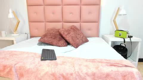 Snapshot of lhiamfitt chatting on 11/30/25, 12:20 lhiamfitt online show from 11/30/25, 12:20