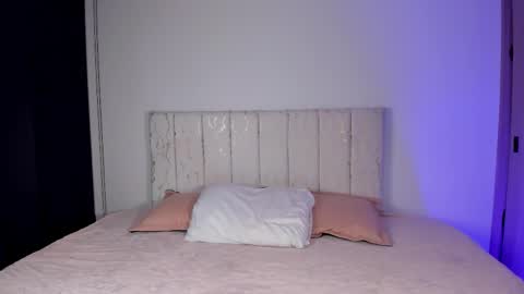 Snapshot of lia_girl2 chatting on 11/21/25, 05:06 Lia online show from 11/21/25, 05:06